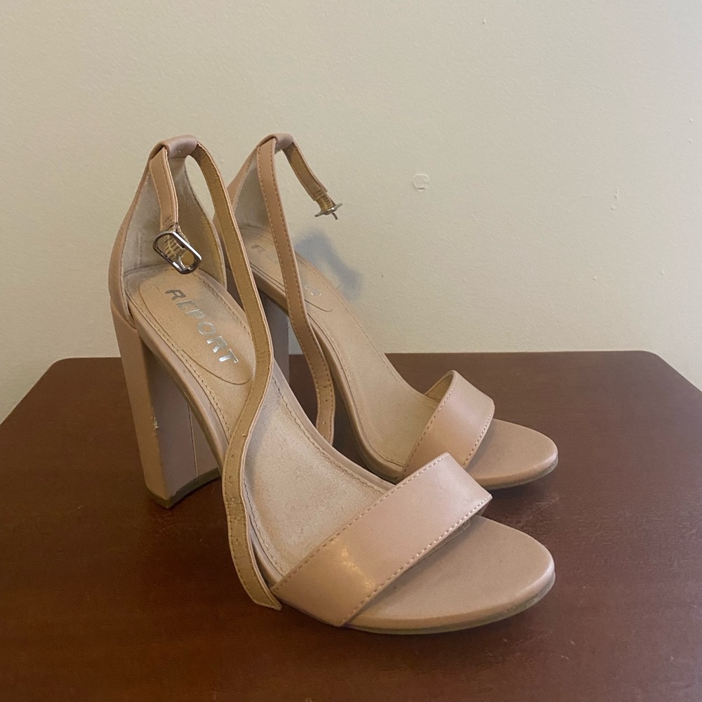 Simple heel in nude